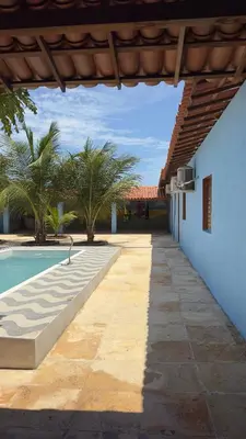 A piscina em ou perto de Deck morro branco