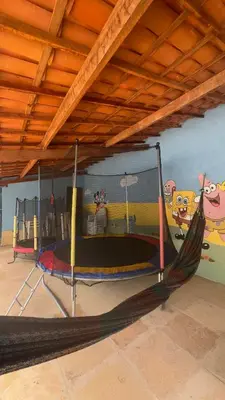 A área de jogos para crianças em Deck morro branco