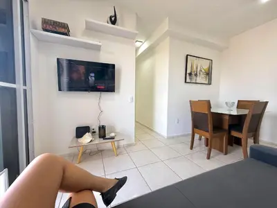 Uma televisão e/ou sistema de entretenimento em Apartamento Novo 2 quartos e vista mar 1001B