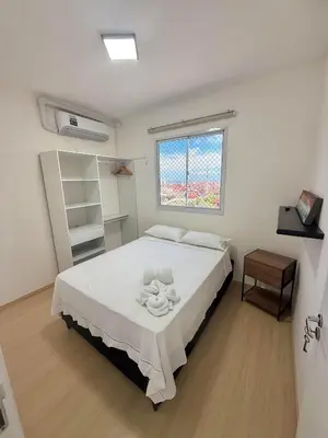 Uma cama ou camas num quarto em Apartamento Novo 2 quartos e vista mar 1001B