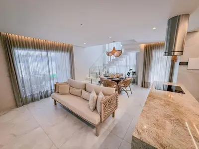 Uma área de estar em Vibes Beach House
