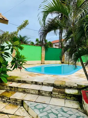 A piscina em ou perto de Casa na Prainha a 200 metros da praia