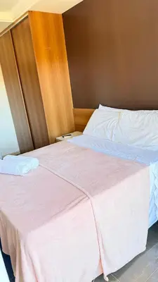Uma cama ou camas num quarto em Apartament Jacuzzi em Beach Living Resort Next to Beach Park