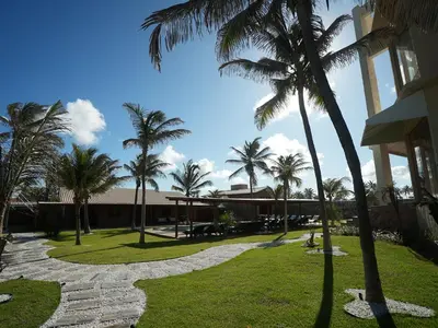 Um jardim no exterior de Oceanfront Beach House with Pool
