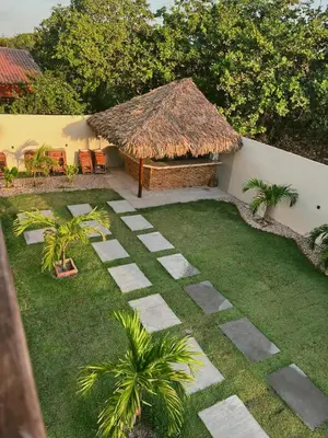 Um jardim no exterior de Pousada Mad Horse