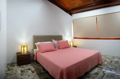 Uma cama ou camas num quarto em Beach front One Bedroom with Pool and Garden Views