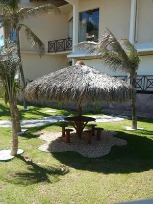 Um jardim no exterior de Beach front One Bedroom with Pool and Garden Views