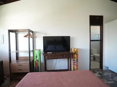 Uma televisão e/ou sistema de entretenimento em Beachfront Studio with Pool Caponga
