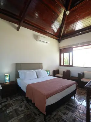 Uma cama ou camas num quarto em Beachfront Studio with Pool Caponga