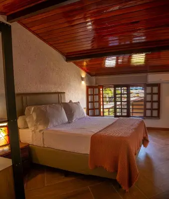 Uma cama ou camas num quarto em Seaside Retreat w4 Bedrooms and Pool