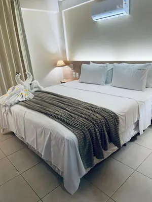 Uma cama ou camas num quarto em Suíte Frente Piscina - Kariri Beach