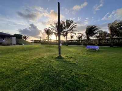 Um jardim no exterior de Apto térreo, pé na areia, ao lado do Beach Park