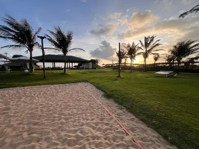 Um jardim no exterior de Apto térreo, pé na areia, ao lado do Beach Park