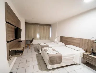 Uma televisão e/ou sistema de entretenimento em Hotel Praia Mar