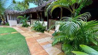 Um jardim no exterior de Pousada MYM DUNAS 3x