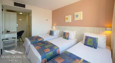 Uma cama ou camas num quarto em Maredomus Hotel