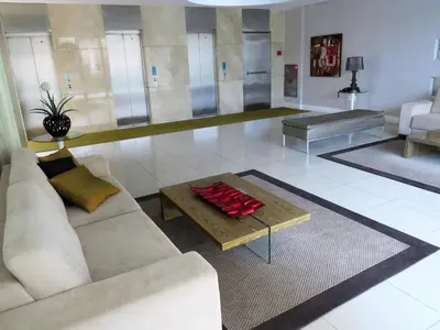 Uma área de estar em Beach Village Residence