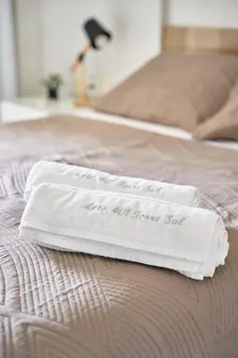 Uma cama ou camas num quarto em Beach Village Residence