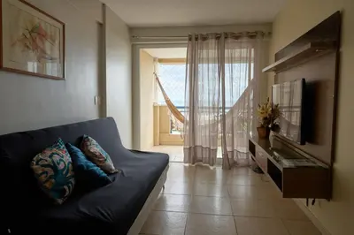 Uma televisão e/ou sistema de entretenimento em Beach Village Residence