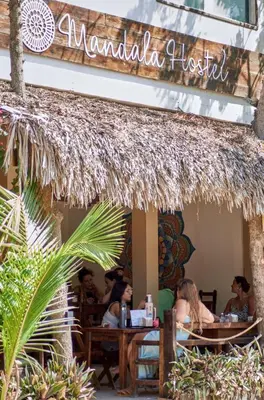 Um restaurante ou outro lugar para comer em Mandala Hostel Jeri