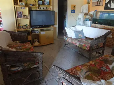 Uma televisão e/ou sistema de entretenimento em Pousada Sol e Mar