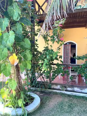 Um jardim no exterior de Pousada Canoa Beach