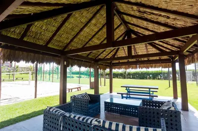 Um jardim no exterior de Apartamento Beach Living