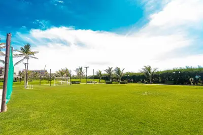 Um jardim no exterior de Apartamento Beach Living