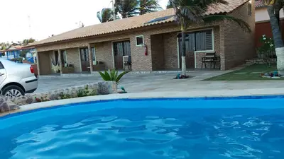 A piscina em ou perto de Mar à vista