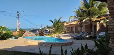 A piscina em ou perto de Mar à vista