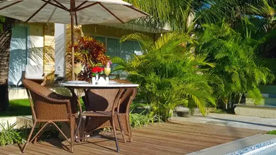 Um jardim no exterior de Ravenala Hotel Boutique