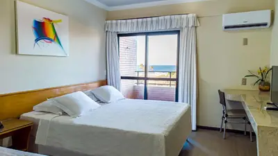 Uma cama ou camas num quarto em Golden Beach Hotel