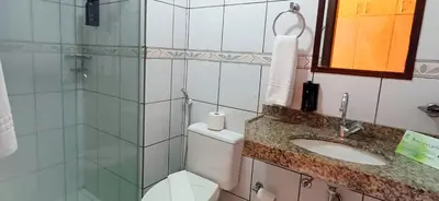 Uma casa de banho em Golden Beach Hotel
