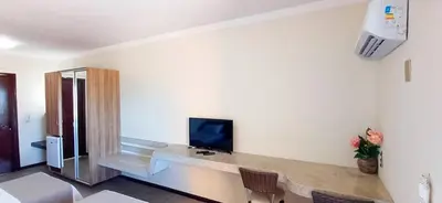 Uma televisão e/ou sistema de entretenimento em Golden Beach Hotel