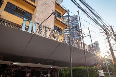 O edifício onde o hotel está situado