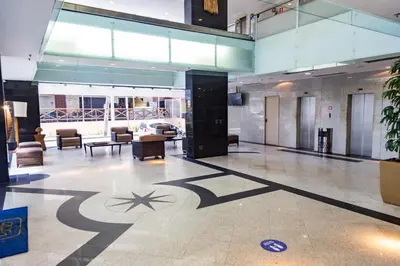 Uma área de estar em Plaza Praia Suítes