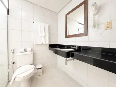 Uma casa de banho em D8 Hotel
