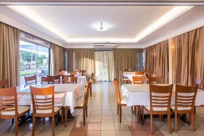 Uma área de estar em Amuarama Hotel
