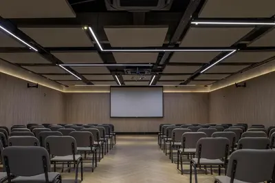 A área empresarial e/ ou a sala de conferências de Praiano Hotel