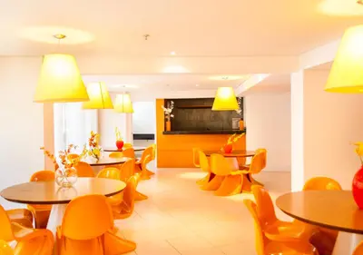 Uma televisão e/ou sistema de entretenimento em Apartamento na Beira Mar de Fortaleza - Edifício Landscape