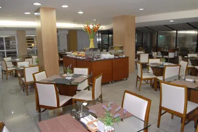 Um restaurante ou outro lugar para comer em Bristol Jangada Fortaleza Meirelles