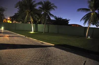 Um jardim no exterior de Motel UP (Adult Only)