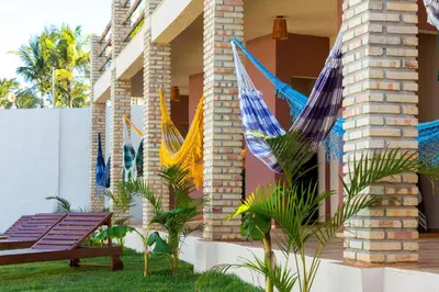 Um jardim no exterior de Cumbuco Kite in Paradise e Hospedaria