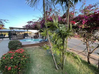 Um jardim no exterior de Pecém Hotel