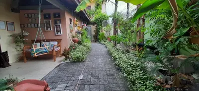 Um jardim no exterior de Pousada Casa da Lucinha