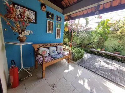 Um jardim no exterior de Pousada Casa da Lucinha