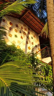 Um jardim no exterior de Cabôco Sonhadô Passeios Náuticos e Pousada