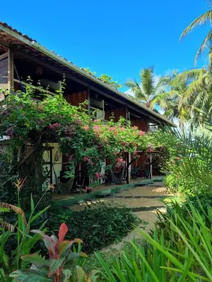 Um jardim no exterior de Cabôco Sonhadô Passeios Náuticos e Pousada