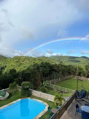 Uma vista geral da montanha ou uma vista da montanha a partir das estalagens