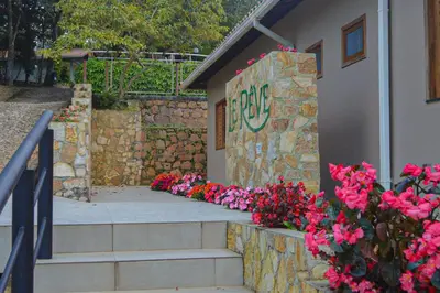 Um jardim no exterior de Le Rêve Pousada e Restaurante